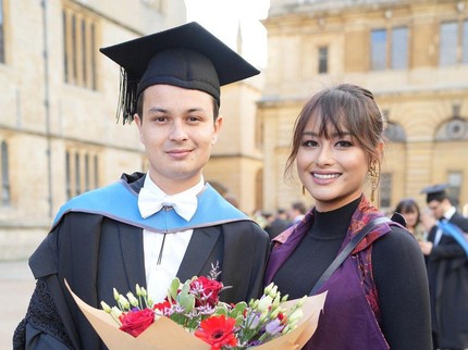 5 Potret Amanda Adik Maudy Ayunda Bangga Dampingi Suami Wisuda di Oxford
