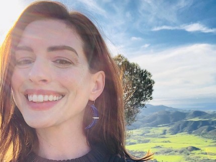 7 Potret Anne Hathaway, Artis Hollywood yang Akan Hadiri B20 di Indonesia