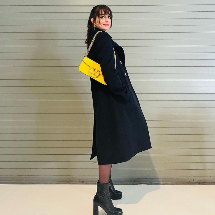 <p>Anne Jacqueline Hathaway atau Anne Hathaway adalah seorang aktris papan atas asal Amerika Serikat. Ia memulai debut aktingnya pada serial televisi berjudul Get Real pada tahun 1999. (Foto: Instagram @annehathaway)<br /><br /><br /></p>