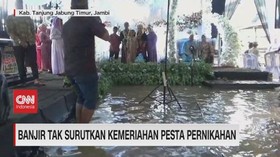 VIDEO: Banjir Tak Surutkan Kemeriahan Pesta Pernikahan