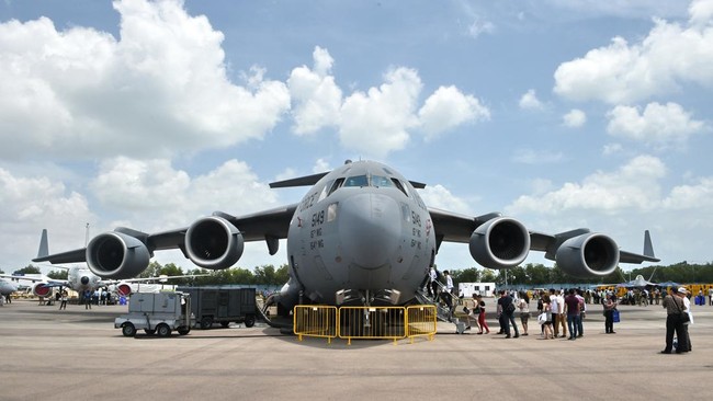 Pesawat kargo berjenis Boeing C-17 Globemaster III milik tentara Amerika Serikat tiba di Bali, Rabu (9/11).