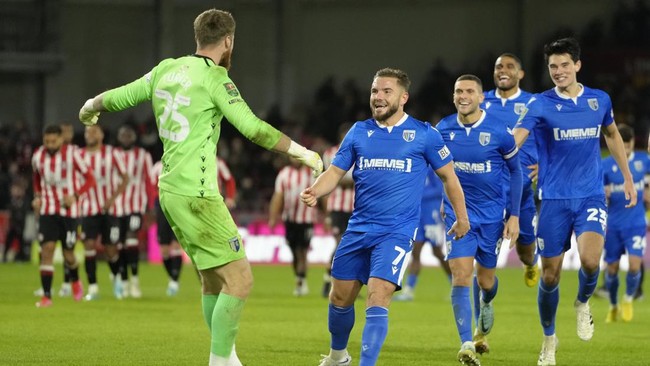 Kapten Brentford Christian Norgaard frustrasi menghadapi pertahanan Gillingham FC yang digalang Elkan Baggott saat kalah di putaran ketiga Carabao Cup.