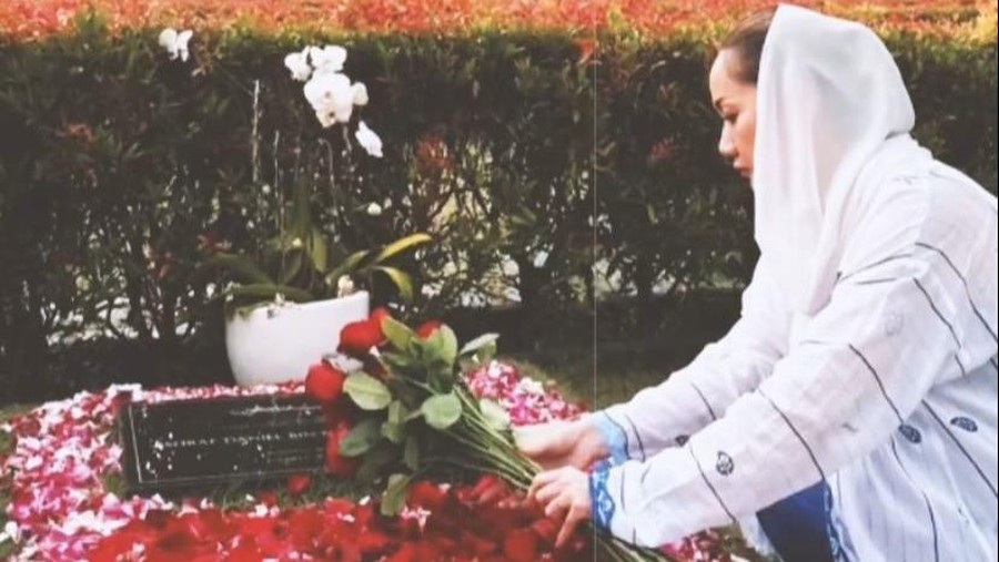 Bunga Citra Lestari Ziarah ke Makam Ashraf