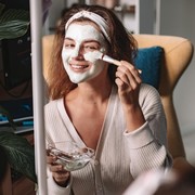 Tak Perlu ke Klinik Kecantikan, Ini 5 Cara Facial Sendiri di Rumah untuk Dapatkan Kulit Glowing