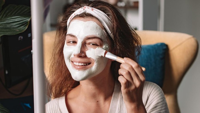 Tak Perlu ke Klinik Kecantikan, Ini 5 Cara Facial Sendiri di Rumah untuk Dapatkan Kulit Glowing