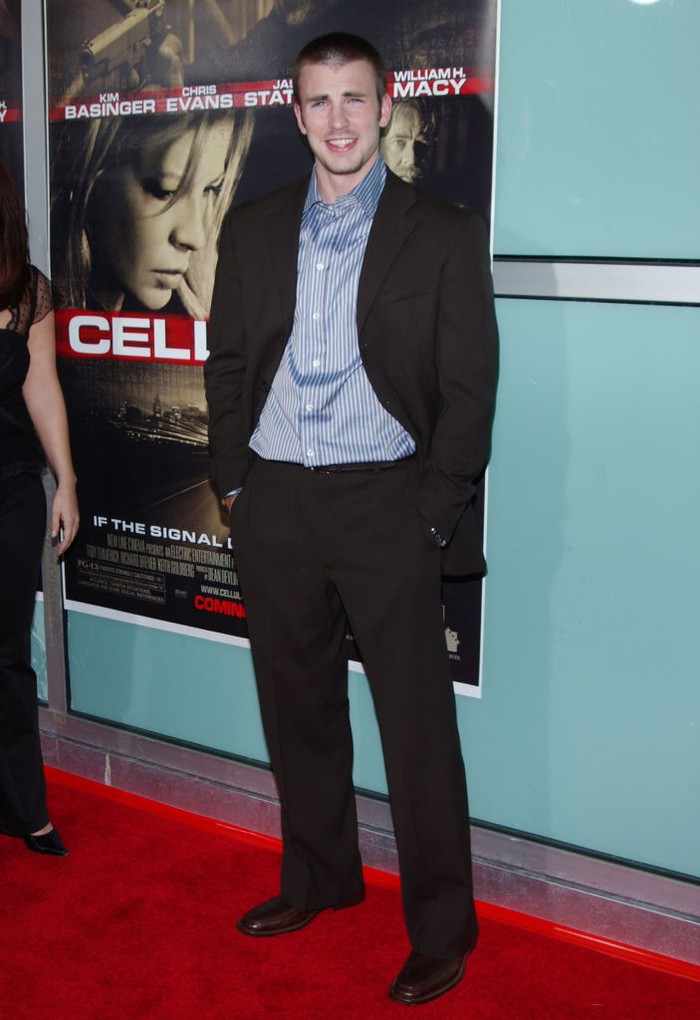 Membintangi film Cellular (200$), Chris Evans mulai tampil memakai setelan jas dengan celana berpotongan lebar dan rambut nyaris plontos. Foto: FilmMagic/Jon Kopaloff