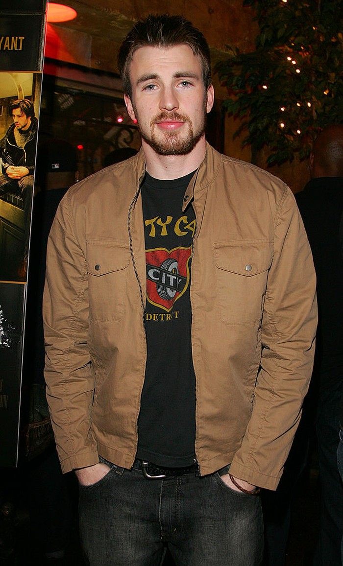 Tahun 2005, ia mulai menumbuhkan kumis dan janggut namun tetap terlihat rapi dan klimis. Foto: FilmMagic/Christopher Polk