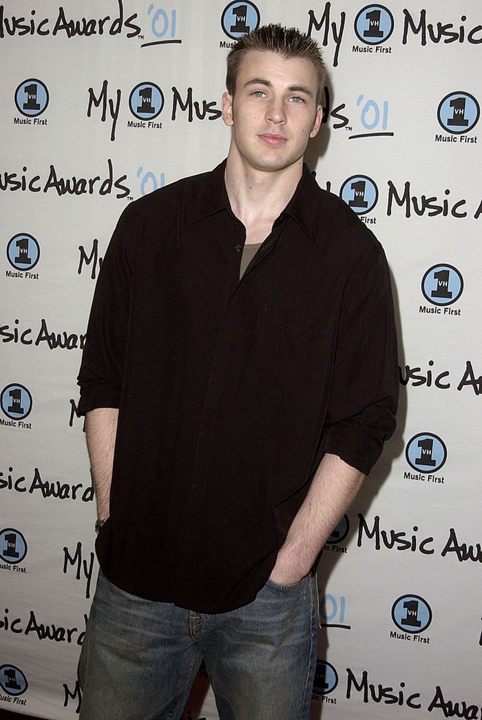 Tahun 2001, di mana Chris Evans baru berusia 20 tahun ia masih tampil cuek di red carpet dengan tampil memakai kemeja dan jeans namun dengan rambut cepak khasnya. Foto: WireImage/Steve Granitz