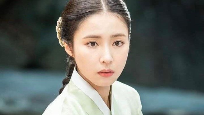 Dalam drama Rookie Historian Goo Hae Ryung, aktris cantik Shin Se Kyung berperan sebagai seorang cendikiawan wanita. Shin Se Kyung terlihat cantik mempesona dengan balutan Hanbok, meskipun ia tidak berperan sebagai tuan putri / foto: MBC Drama