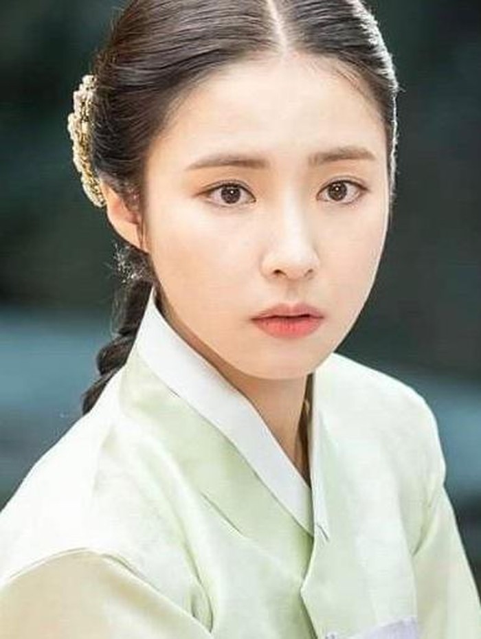Dalam drama Rookie Historian Goo Hae Ryung, aktris cantik Shin Se Kyung berperan sebagai seorang cendikiawan wanita. Shin Se Kyung terlihat cantik mempesona dengan balutan Hanbok, meskipun ia tidak berperan sebagai tuan putri./ Foto: MBC Drama