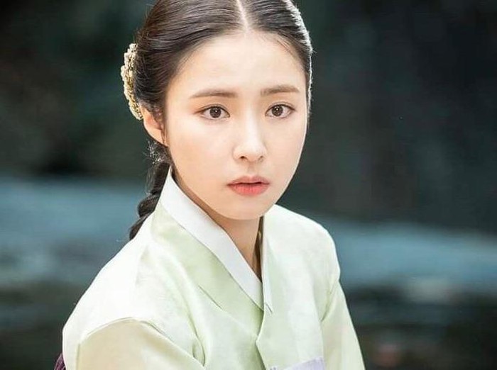 Dalam drama Rookie Historian Goo Hae Ryung, aktris cantik Shin Se Kyung berperan sebagai seorang cendikiawan wanita. Shin Se Kyung terlihat cantik mempesona dengan balutan Hanbok, meskipun ia tidak berperan sebagai tuan putri / foto: MBC Drama