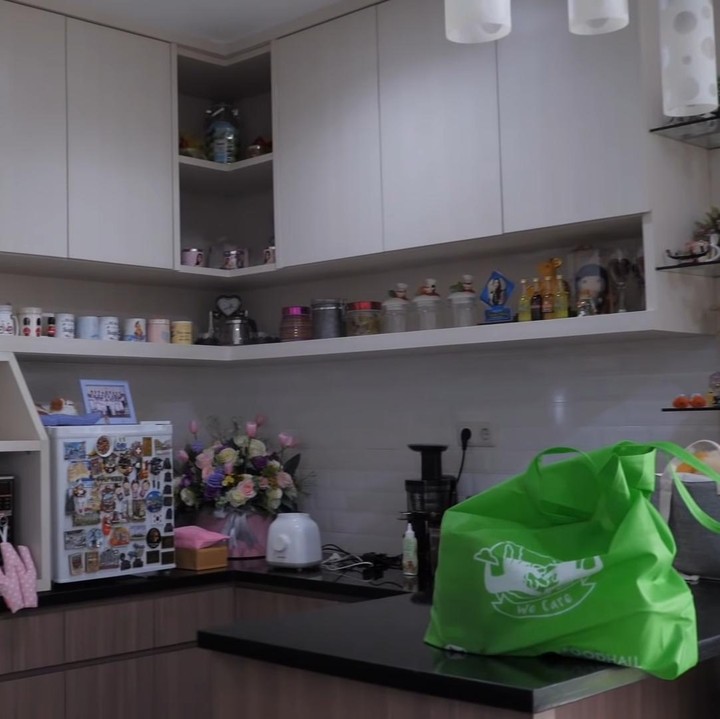 <p>Dapur di rumah Natasha Wilona pun dihias dengan perabot putih. Ada banyak boneka kecil dari penggemar yang dipajang di rak dapurnya. (Foto: YouTube/The Sungkars Family)</p>