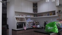 <p>Dapur di rumah Natasha Wilona pun dihias dengan perabot putih. Ada banyak boneka kecil dari penggemar yang dipajang di rak dapurnya. (Foto: YouTube/The Sungkars Family)</p>