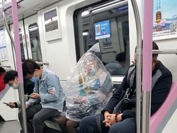 Demi Bisa Makan Pisang, Wanita Ini Bungkus Dirinya Pakai Plastik di Kereta