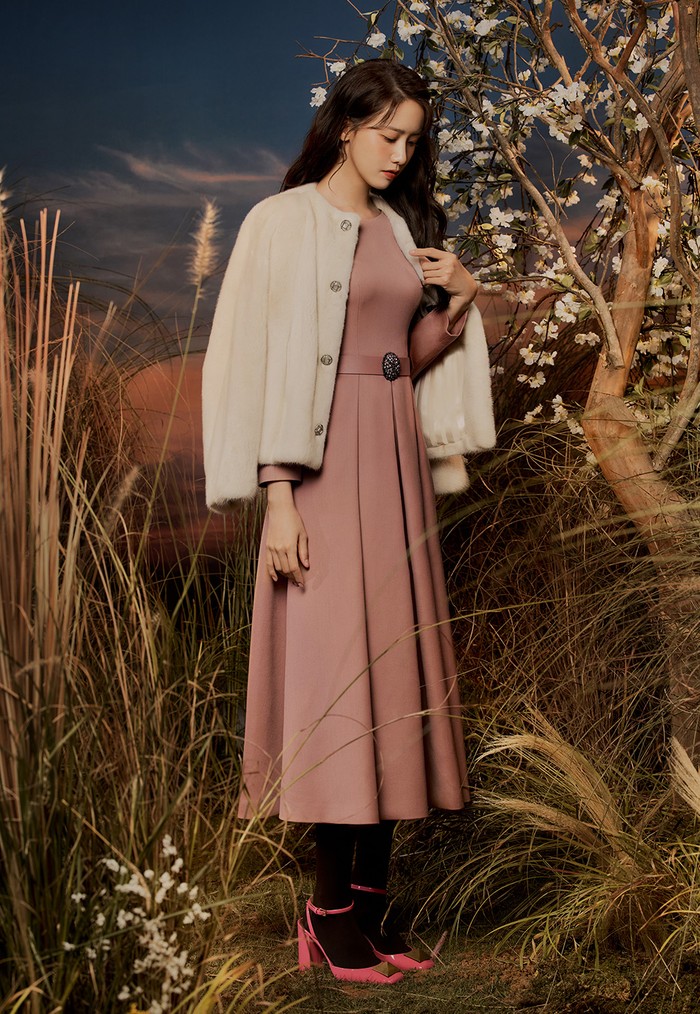 Di samping koleksi pakaian terbaru yang sangat cantik, Yoona berhasil memancarkan aura tenang dan misterius dalam konsep pemotretan Winter Garden Fantasy yang penuh nuansa magis./ Foto: instagram.com/jigottofficial