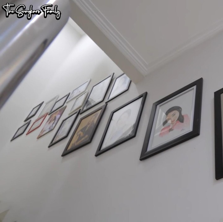 <p>Dinding tangga di rumah Natasha Wilona dihias dengan potret dirinya. Mulai dari foto studio sendiri sampai dengan foto dari fans dibingkai dan dipajang. (Foto: YouTube/The Sungkars Family)</p>