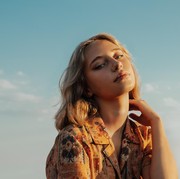 Inspirasi OOTD untuk Foto Profil Dating App, Ternyata Ada Triknya Lho!