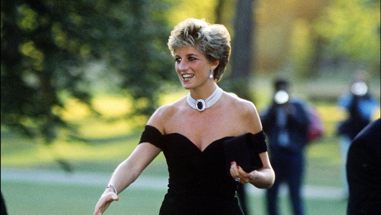 Princess Diana (1961 - 1997) arriving at the Serpentine Gallery, London, in a gown by Christina Stambolian, June 1994. (Photo by Jayne Fincher/Getty Images)