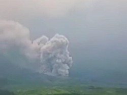 Gunung Semeru Kembali Muntahkan Awan Panas Guguran Sejauh 4,5 KM