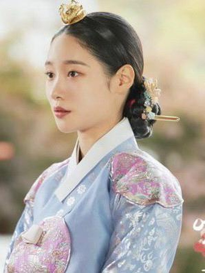 Jung Chae Yeon berperan sebagai calon ratu dalam drama The King's Affection. Terpukau karena pesonanya, tidak sedikit netizen yang berharap kalau ia bisa terus mendapatkan peran di drama saeguk di masa depan./ foto: KBS Drama