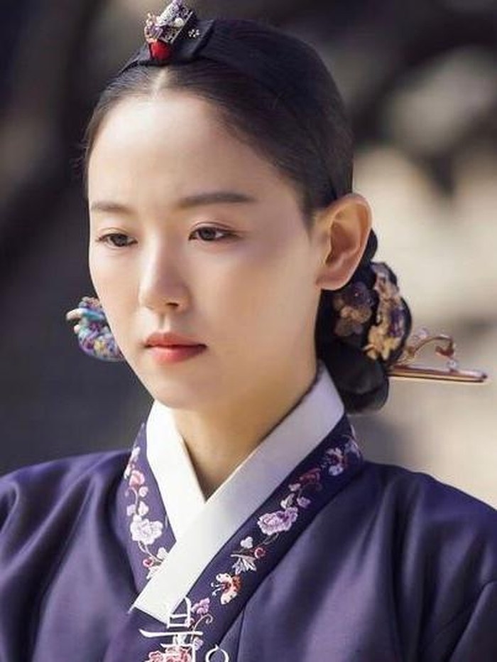 Kang Han Na berperan sebagai calon Putri Mahkota dalam drama Bloody Heart. Visual dinginnya yang cantik membuat Kang Han Na terlihat makin anggun seperti putri bangsawan sungguhan. Foto: KBS Drama
