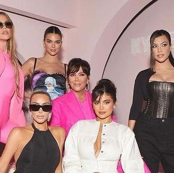 Aksi Kompak Keluarga Kardashian Tiru Tampilan Kris Jenner! Rayakan Ultah sang Ibu ke-67