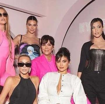 img-title Aksi Kompak Keluarga Kardashian Tiru Tampilan Kris Jenner! Rayakan Ultah sang Ibu ke-67