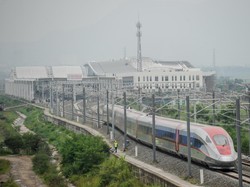 Banyak Masalah, Luhut Curhat Susahnya Selesaikan Proyek Kereta Cepat