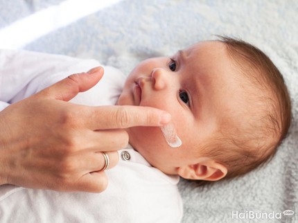 3 Salep Ampuh Menghilangkan Bekas ASI di Area Mulut dan Pipi Bayi