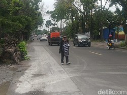 Pria 74 Tahun di Malang Jalan Mundur Peringati 40 Hari Tragedi Kanjuruhan