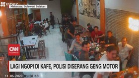 VIDEO: Lagi Ngopi di Kafe, Polisi Diserang Geng motor