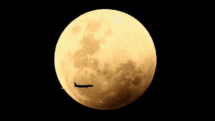 Fenomena gerhana bulan total terjadi di berbagai negara di dunia. Keindahannya sanggup membuat siapa pun terkagum-kagum.