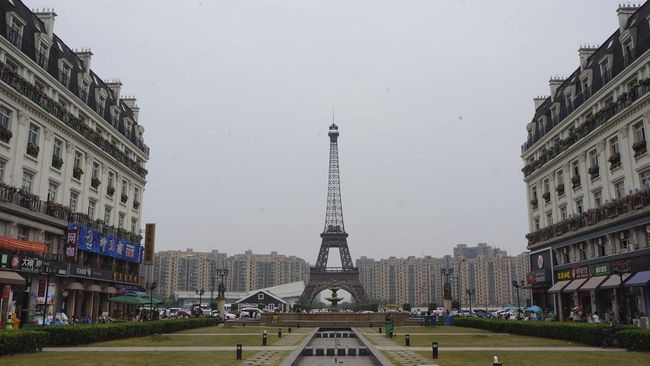 Replika Menara Eiffel itu dibangun pada 2007. Lokasinya berada di kawasan Tianducheng, sebuah kompleks real estate yang berada di Kota Hangzhou, China.