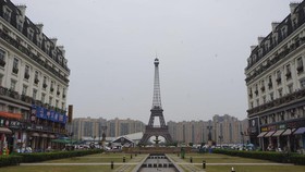 Menara Eiffel KW China, di Tengah Cibiran dan Jadi Tujuan Wisata