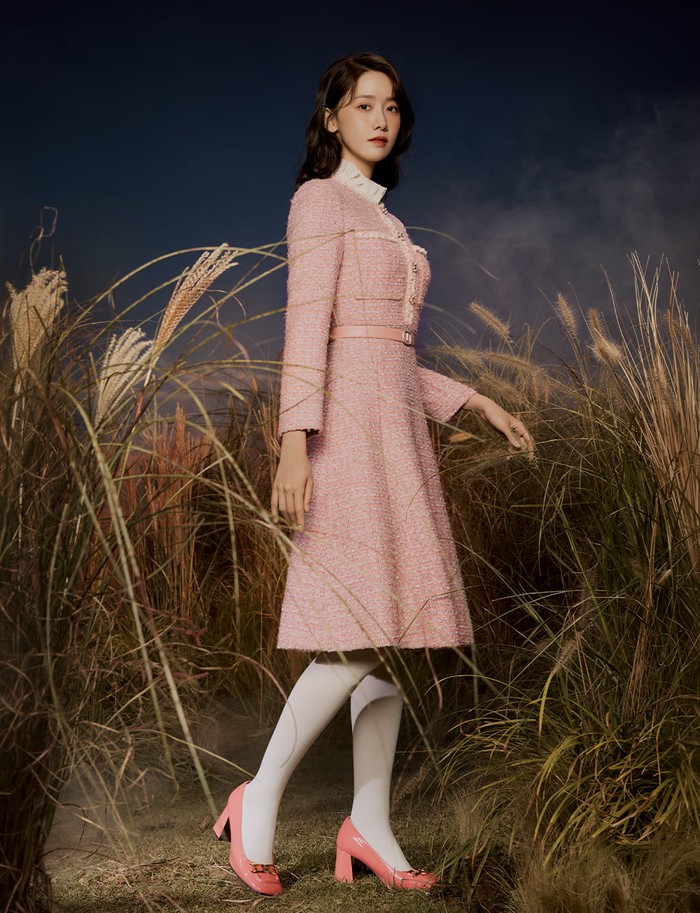 Mengusung konsep Winter Garden Fantasy, Yoona bergaya anggun dengan balutan pakaian bewarna lembut yang memberikan kehangatan untuk menyambut musim dingin yang akan segera tiba di Korea Selatan./ Foto: instagram.com/jigottofficial