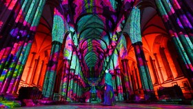 FOTO: Menyalakan Cahaya Renaisans di Katedral Salisbury Inggris