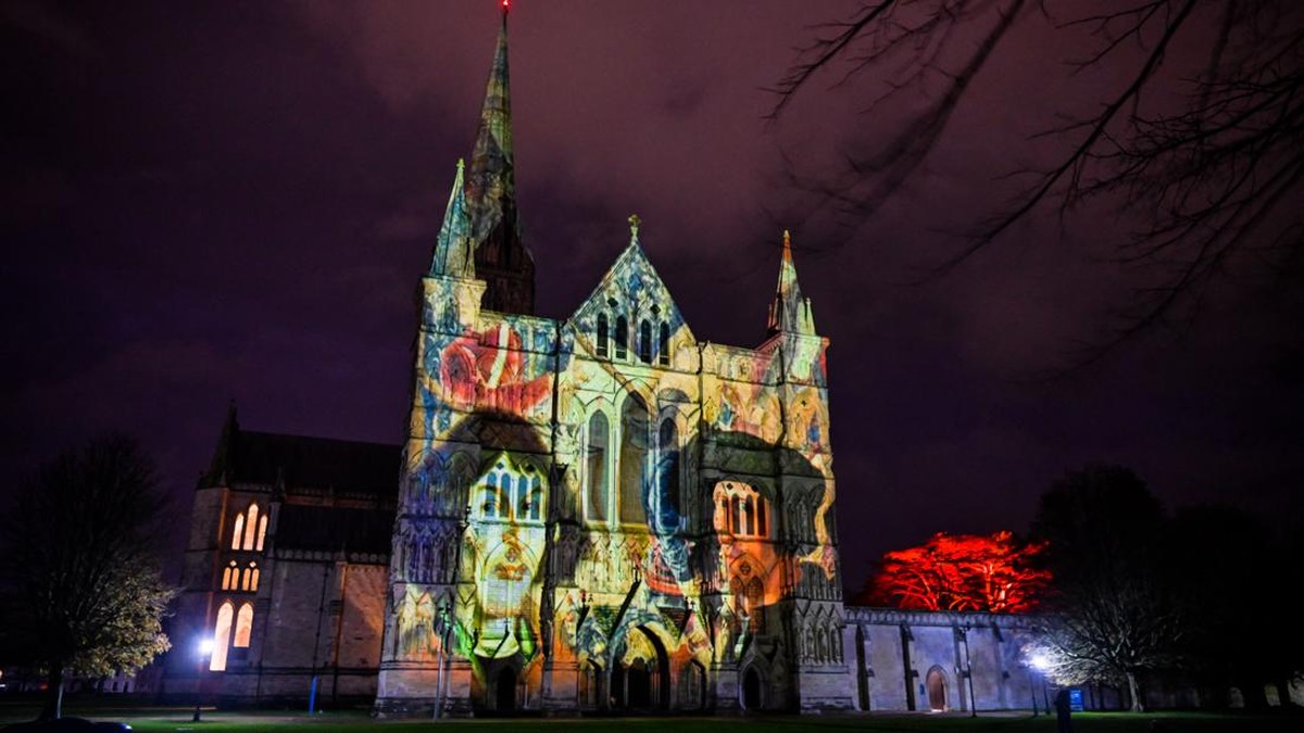 FOTO: Menyalakan Cahaya Renaisans di Katedral Salisbury Inggris
