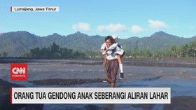 VIDEO: Orang Tua Gendong Anak Seberangi Aliran Lahar