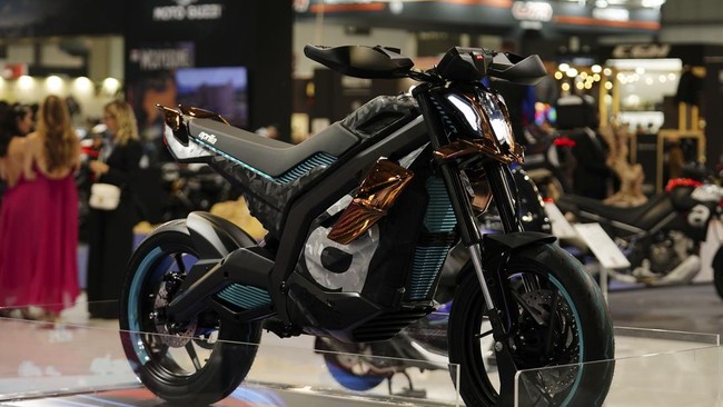 FOTO: Pameran Sepeda Motor EICMA 2022 'Bau' Bensin dan Listrik