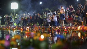 FOTO: Bersyukur Lewat Festival Loy Krathong