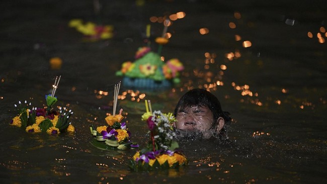 FOTO: Bersyukur Lewat Festival Loy Krathong