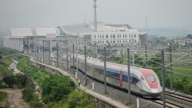 Indonesia dan China sepakat menambah cost overrun proyek pembangunan Kereta Cepat Jakarta-Bandung (KCJB) sebesar US,2 miliar atau sekitar Rp18 triliun.