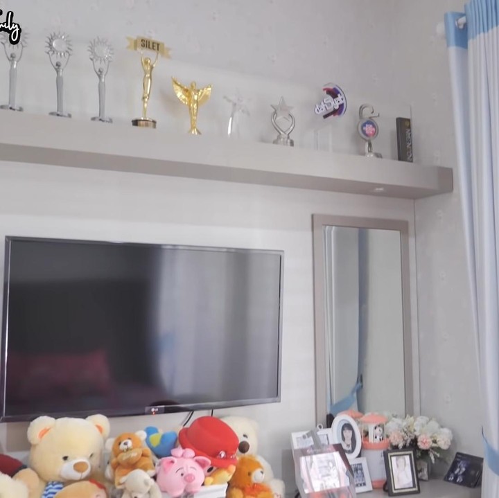 <p>Piala penghargaan biasanya disimpan di rak, tetapi bintang sinetron ini lebih memilih untuk menyimpannya di kamar tamu. Di kamar ini, Wilona juga menyimpan boneka dari para penggemarnya. (Foto: YouTube/The Sungkars Family)</p>