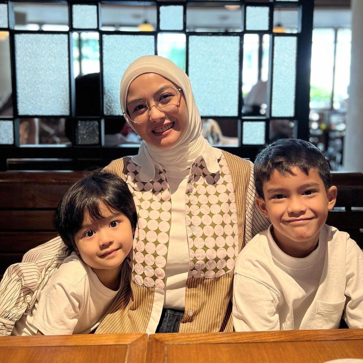 <p>Rihga lahir pada tahun 2016, Bunda. Tiga tahun kemudian, Rajendra lahir tepatnya pada tahun 2019. (Foto: Instagram: @vatemat)</p>