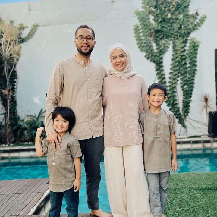<p>Revalina menikah dengan Rendy Aditya Gunawan pada tahun 2015. Setelah menikah, artis 36 tahun ini dikaruniai dua orang putra bernama Rihga Sadiwasakti Rabbani dan Rajendra Satya Razzani. (Foto: Instagram: @vatemat)</p>