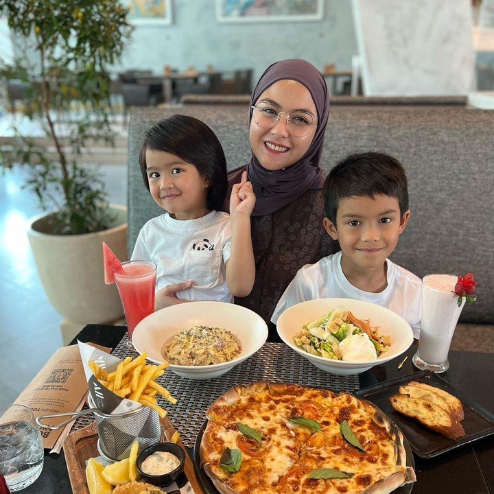<p>Meski tak lagi muncul di dunia hiburan, Revalina tetap aktif bermain sosial media. Tak sedikit netizen yang merindukan kehadiran Revalina, Bunda. <em>"Lama gak nongol di TV, kangen,"</em> ungkap seorang netizen. <em>"Artis favoritku zaman SD dulu,"</em> kata yang lainnya.(Foto: Instagram: @vatemat)</p>