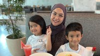 <p>Meski tak lagi muncul di dunia hiburan, Revalina tetap aktif bermain sosial media. Tak sedikit netizen yang merindukan kehadiran Revalina, Bunda. <em>"Lama gak nongol di TV, kangen,"</em> ungkap seorang netizen. <em>"Artis favoritku zaman SD dulu,"</em> kata yang lainnya.(Foto: Instagram: @vatemat)</p>