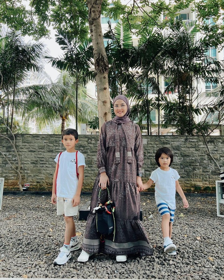 Potret Revalina S Temat Bareng Anak