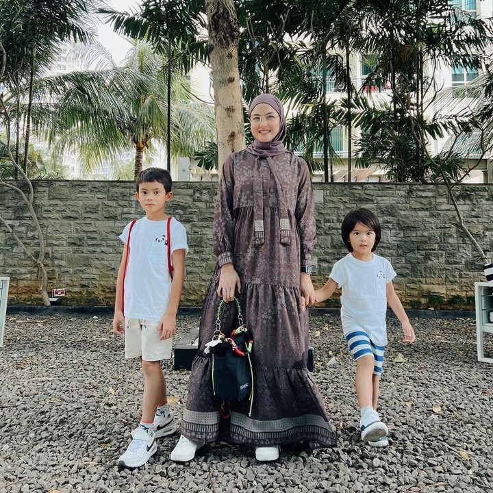 <p>Bunda masih ingat dengan pesinetron kondang Revalina S Temat? Jarang terlihat, ternyata kini Revalina sudah memiliki dua orang anak, lho. (Foto: Instagram: @vatemat)</p>
