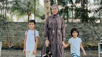 <p>Bunda masih ingat dengan pesinetron kondang Revalina S Temat? Jarang terlihat, ternyata kini Revalina sudah memiliki dua orang anak, lho. (Foto: Instagram: @vatemat)</p>